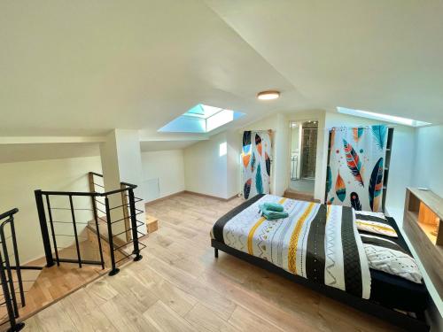 una camera con un letto e una scala di " Sweet Home " Jardin - 4 ch - Wifi - Thalès a Cugnaux
