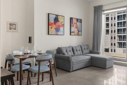 Stylish 1-Bedroom with Balcony & Amenities in Marina