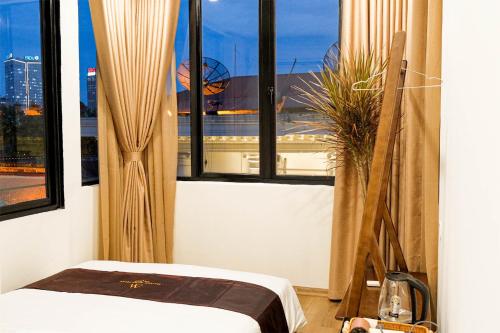 Кровать или кровати в номере Maison Maravelle Hotel - Boutique Stay in Hanoi Old Quarter