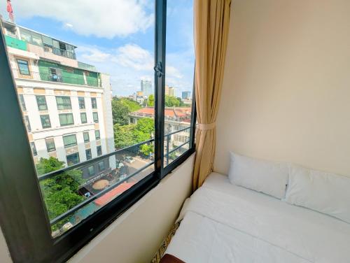 Кровать или кровати в номере Maison Maravelle Hotel - Boutique Stay in Hanoi Old Quarter