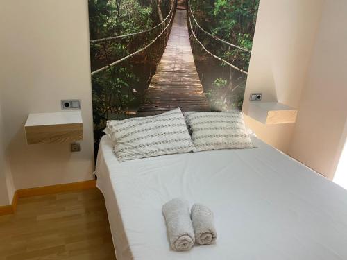 a bedroom with a bed with a painting of a bridge at Moderno adosado junto al POLIDEPORTIVO de NUCIA in Polop
