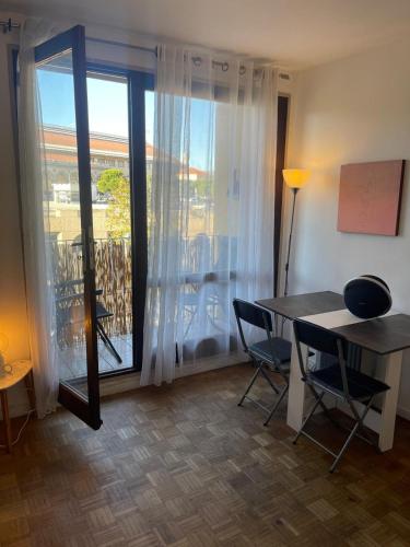 a room with a table and chairs and a window at La petite Marseillaise in Marseille