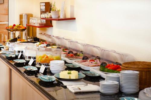 eine Buffetreihe mit vielen Tellern voller Essen in der Unterkunft Hotel ELBRIVERA Alt Prester in Magdeburg