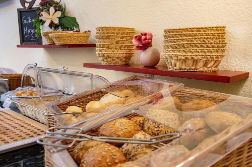 Ein Haufen Brot und Gebäck auf einem Regal in der Unterkunft Hotel ELBRIVERA Alt Prester in Magdeburg