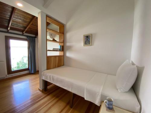 セェフェリヒサールにあるAtlantis Homeの白いソファと窓が備わる小さな客室です。