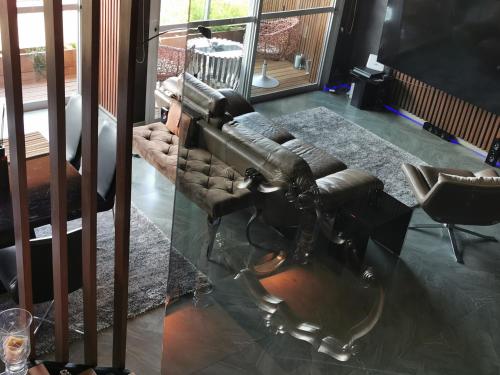 uma sala de estar com um sofá e uma cadeira em Duplex Sofisticado, Arte e Luxo! em Luanda