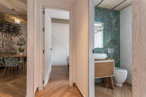 ein Bad mit WC und Waschbecken in einem Zimmer in der Unterkunft Vinos & Vinilos by Ĥ in Ayamonte