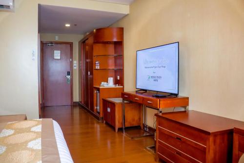 TV a/nebo společenská místnost v ubytování The Avenue Plaza Hotel