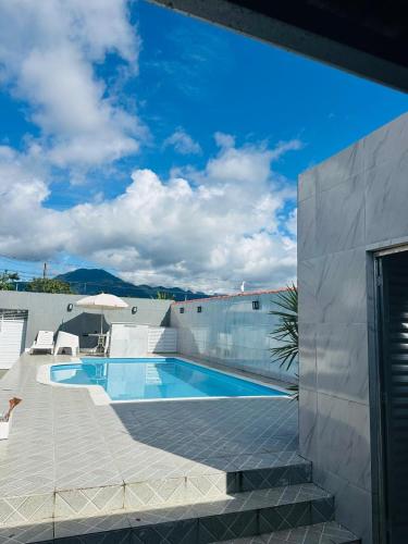 ペルイベにあるCASA COM PISCINA - PeRUIBEの家の側のプール