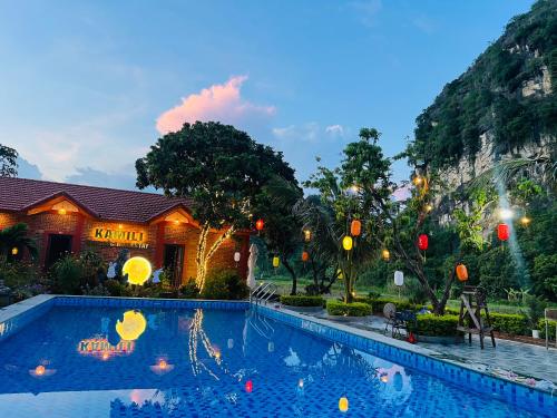 Piscina de la sau aproape de Tam Coc Kamili Bungalow & Homestay