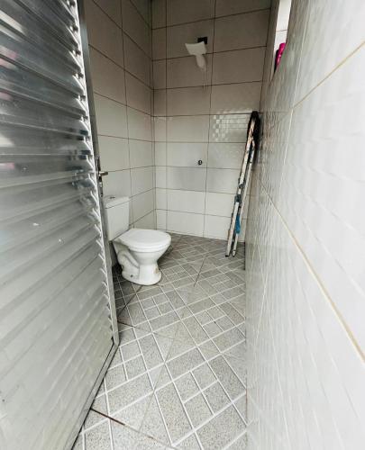 - une petite salle de bains avec toilettes dans une cabine dans l'établissement CASA COM PISCINA - PeRUIBE, à Peruíbe