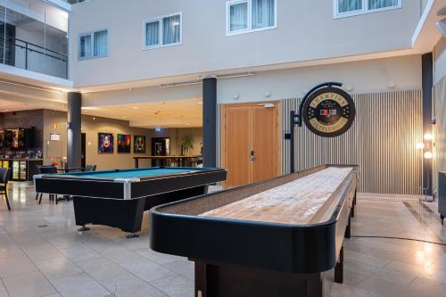 Una mesa de billar en Injoy Compact Hotel Solna