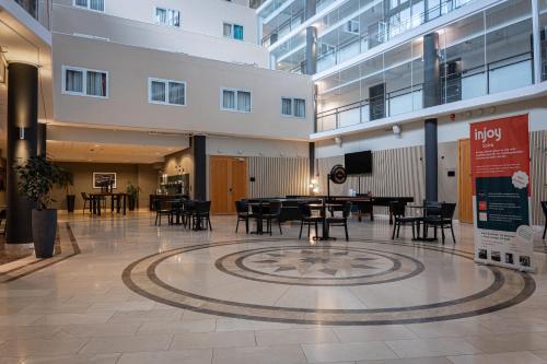 Un restaurant u otro lugar para comer en Injoy Compact Hotel Solna