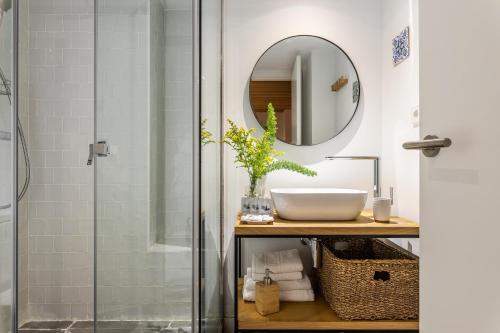 a bathroom with a sink and a mirror at Waou Sol V - Alquiler de Corta Duración in Madrid