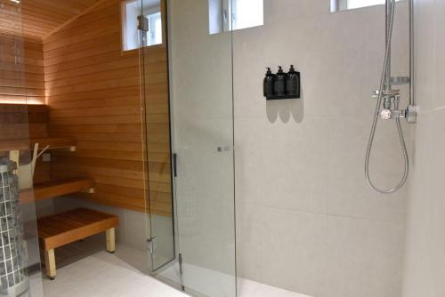 una ducha con puerta de cristal en un baño en Penthouse Kemi, en Kemi
