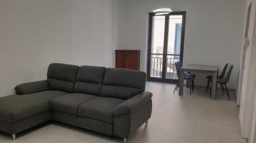 マジェンタにあるI Giardini Magentaのソファとテーブルのあるリビングルーム