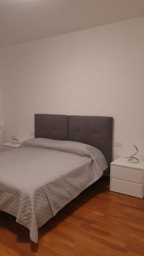 マジェンタにあるI Giardini Magentaの白い壁のベッドルーム1室(ベッド1台付)