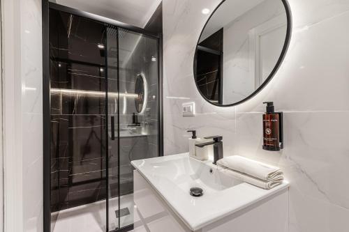 マドリードにあるWaou Essence III Tirso de Molina - Corta Duraciónの洗面台と鏡のある白いバスルーム