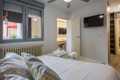 Un dormitorio con una cama con dos toallas encima. en Waou Living Albacete, en Albacete