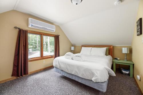 Ένα ή περισσότερα κρεβάτια σε δωμάτιο στο Shady Pines @ Crystal Mountain Resort