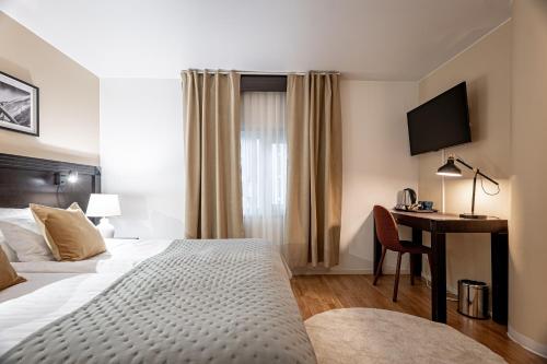 Una cama o camas en una habitación de Injoy Compact Hotel Solna