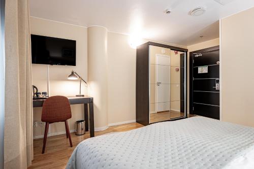 Una cama o camas en una habitación de Injoy Compact Hotel Solna