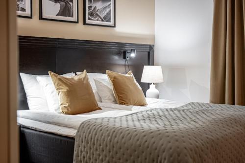 Una cama o camas en una habitación de Injoy Compact Hotel Solna