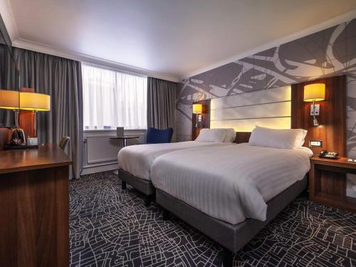 Postel nebo postele na pokoji v ubytování Mercure Telford Centre Hotel