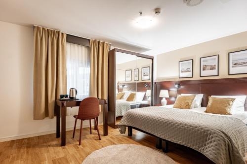 Una cama o camas en una habitación de Injoy Compact Hotel Solna