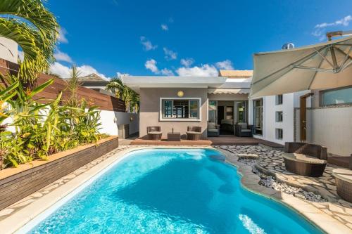 Charming Villa, Pool, BBQ, Beach 15 mins walk