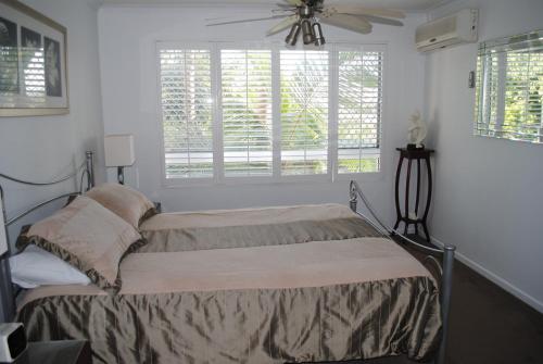 Ένα ή περισσότερα κρεβάτια σε δωμάτιο στο Surfside On The Beach