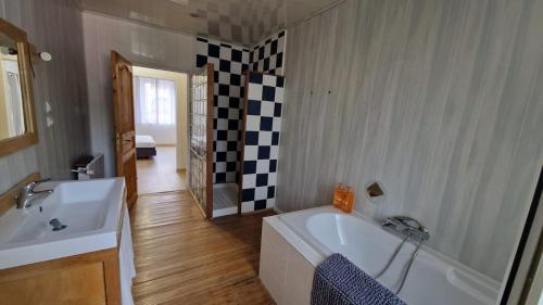 Ένα μπάνιο στο Spacieux appartement 8 pers - Proche Luxembourg