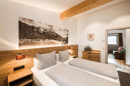 a bedroom with two white beds in a room at Lechappart in Hofen