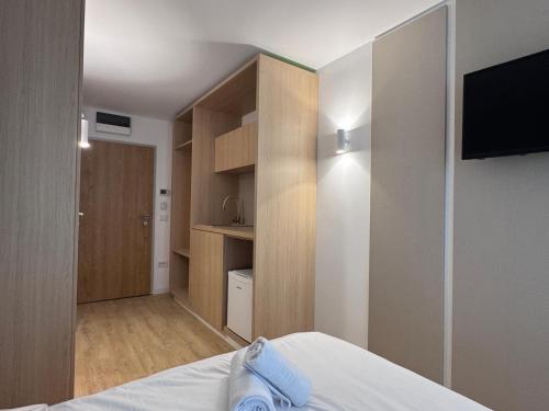 1 dormitorio con 1 cama y TV y 1 habitación en Hotel Bravo Iasi, en Iaşi