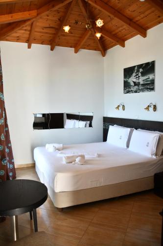 Кровать или кровати в номере Voula Resort