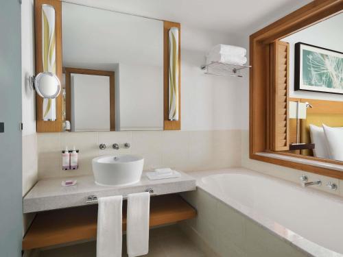 Bilik mandi di Mövenpick Hotel Jumeirah Beach