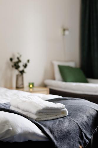 Ein Stapel Handtücher lag auf einem Bett. in der Unterkunft Hotell Säsong - Boden Business Park in Boden