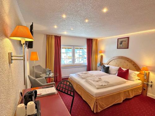 Ένα ή περισσότερα κρεβάτια σε δωμάτιο στο Hotel Hirschen