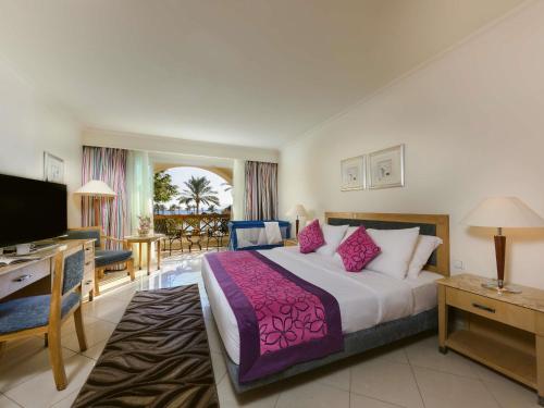 Ένα ή περισσότερα κρεβάτια σε δωμάτιο στο Movenpick Taba Resort & Spa