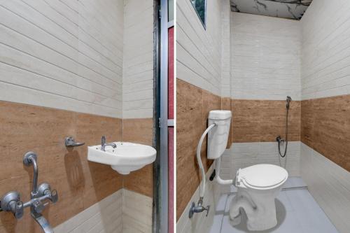 Koupelna v ubytování Hotel O Talegaon MIDC Formerly Goodluck Lodge