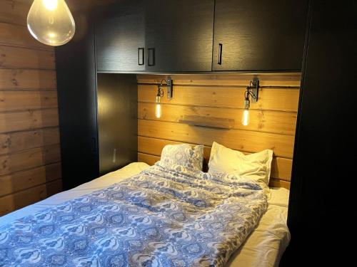 a bedroom with a bed with a wooden headboard at Mountain cabin for the whole family - near skiing, golf and hiking in Idre