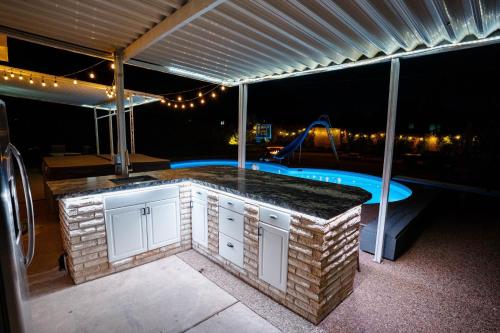 Πισίνα στο ή κοντά στο Pool and Hot Tub Access Luxury Roy Oasis!