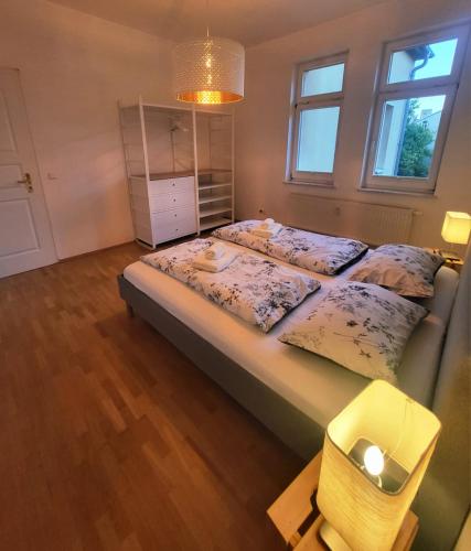 ein großes Schlafzimmer mit zwei Betten und einem Stuhl in der Unterkunft Lottes Glück in Weimar