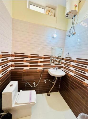 a bathroom with a toilet and a sink at Ranthambhore Tiger Niwas in Sawāi Mādhopur