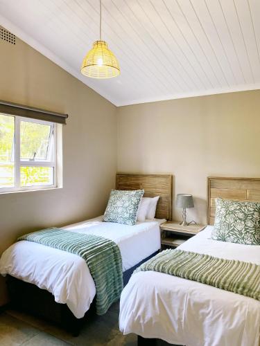 Una cama o camas en una habitación de Boskloof Quoin Rock