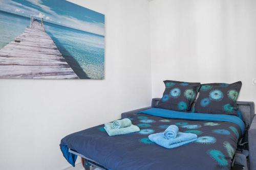 Postel nebo postele na pokoji v ubytování LAstoria - au coeur du Centre-Ville Bord de Mer