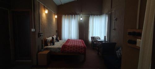 En eller flere senge i et værelse på Lumoro Villa Mukteshwar