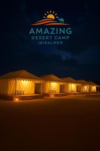 - un groupe de tentes dans le désert la nuit dans l'établissement Amazing Desert Camp, à Jaisalmer