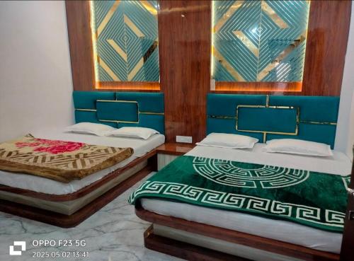 Ένα ή περισσότερα κρεβάτια σε δωμάτιο στο Hotel shree shivay omkareshwar