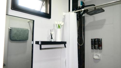 Ένα μπάνιο στο Private & Cosy unit A - 2BR Apt Fast Wi-Fi, Netfli